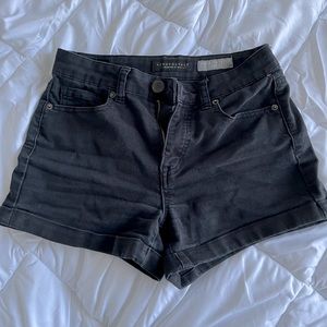 Black high-waisted shorts♥︎